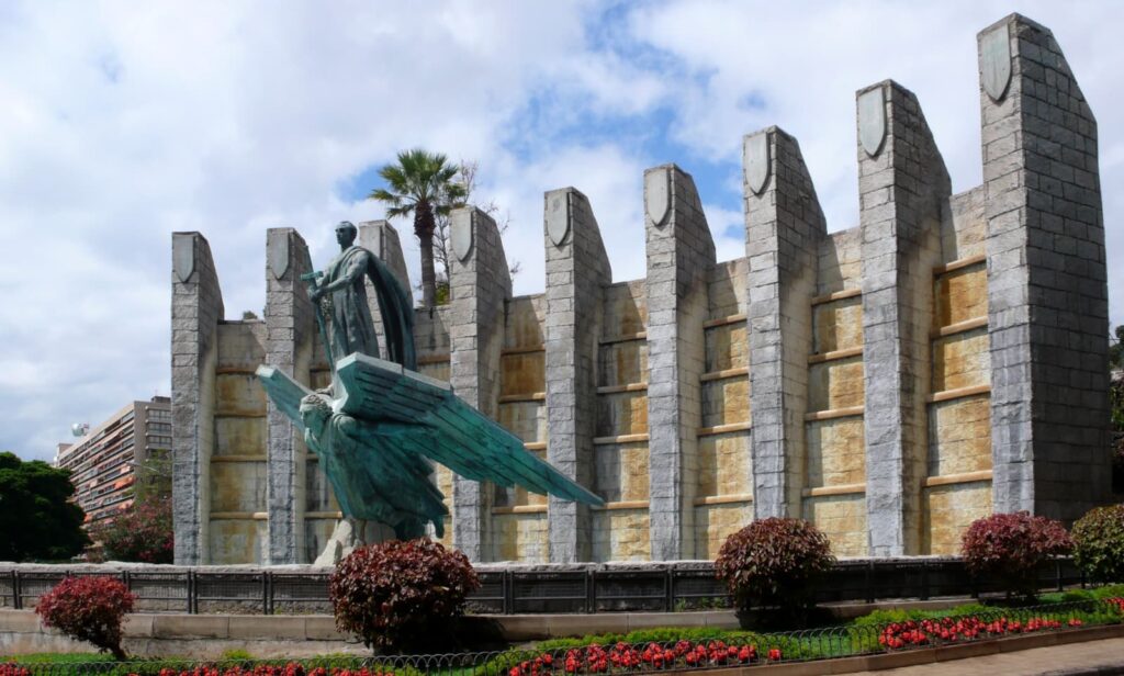 El Boletín Oficial de Canarias publica la resolución de la Consejería de Educación, Universidades, Cultura y Deportes por la que se aprueba el catálogo de vestigios franquistas de Santa Cruz de Tenerife. Se identifican 79 y se recomienda la retirada del monumento a Franco.
