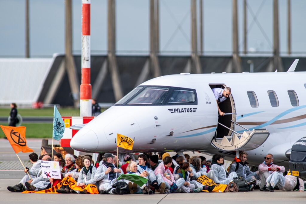 Activistas detenidos tras ocupar una pista para aviones privados en Ámsterdam