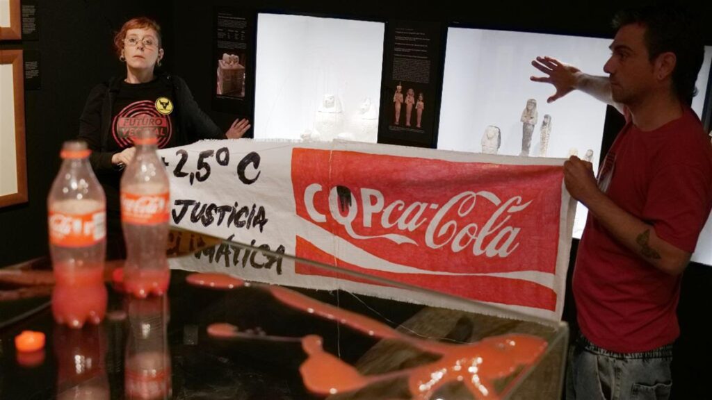 Dos activistas tiran líquido a una vitrina del Museo Egipcio de Barcelona