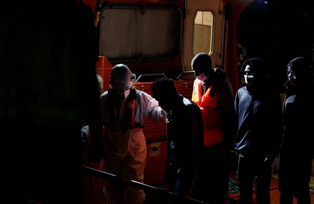 Salvamento Marítimo rescata dos neumáticas con 90 migrantes