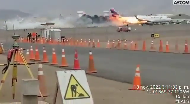 Un avión impacta contra un camión de bomberos en el aeropuerto Jorge Chávez de Lima