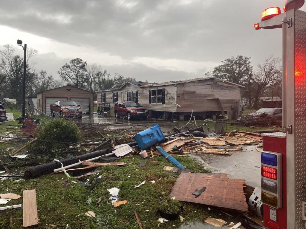 Al menos tres muertos y varios heridos por los tornados en el sureste de EEUU