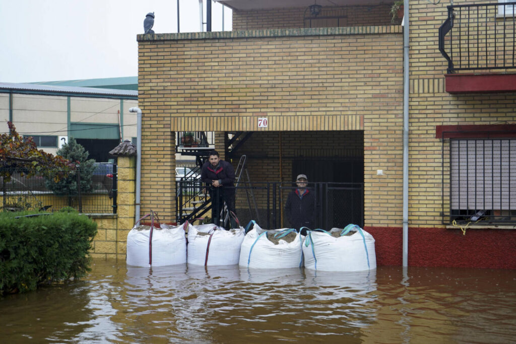 Cortes de carreteras y viviendas inundadas por la lluvia en Extremadura