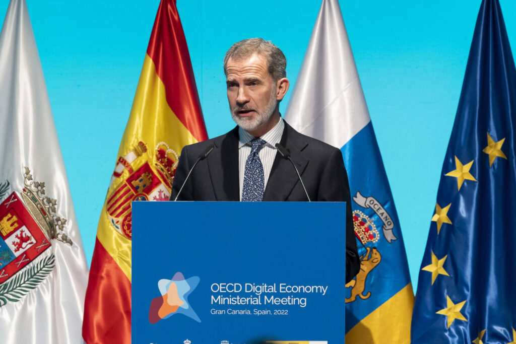 Felipe VI reclama "atención urgente" a los riesgos y oportunidades de la digitalización en la vida cotidiana