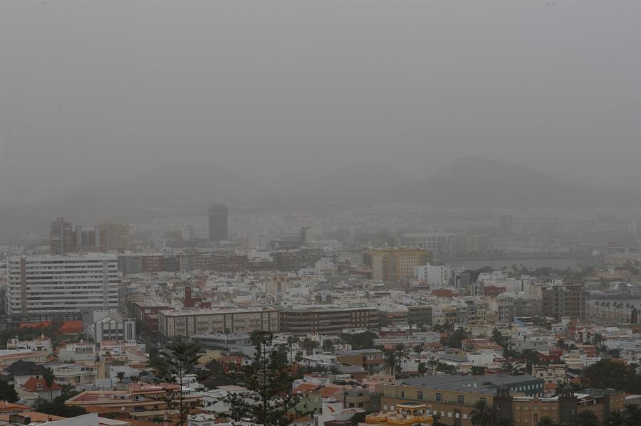 Imagen de la calima en Las Palmas de Gran Canaria este martes / EFE