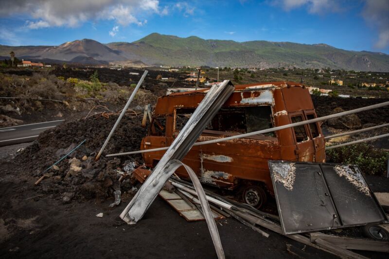 Más de 1.000 empresas y personas autónomas y más de 4.500 trabajadores y trabajadoras de La Palma han alcanzado ya las ayudas del Gobierno de Canarias para la recuperación de la isla tras la erupción, que ascienden a un total de 79,2 millones de euros