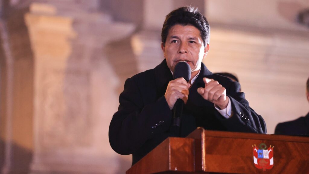 El presidente de Perú anuncia la disolución del Congreso y la convocatoria de nuevas elecciones