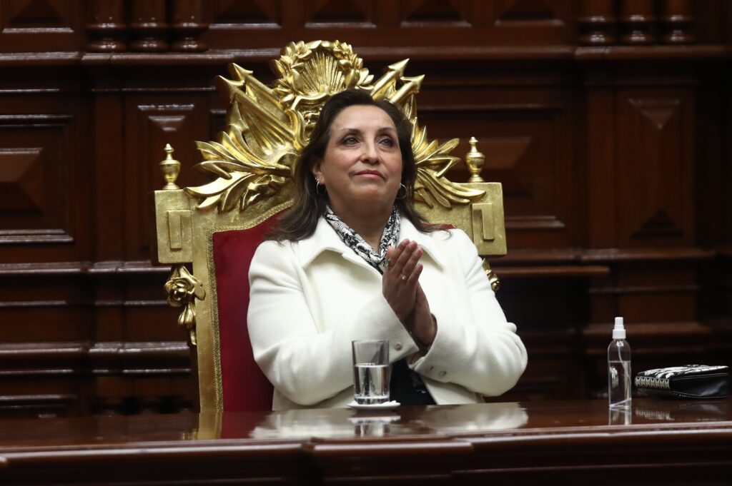 Dina Boluarte jura como nueva presidenta de Perú tras la destitución de Pedro Castillo