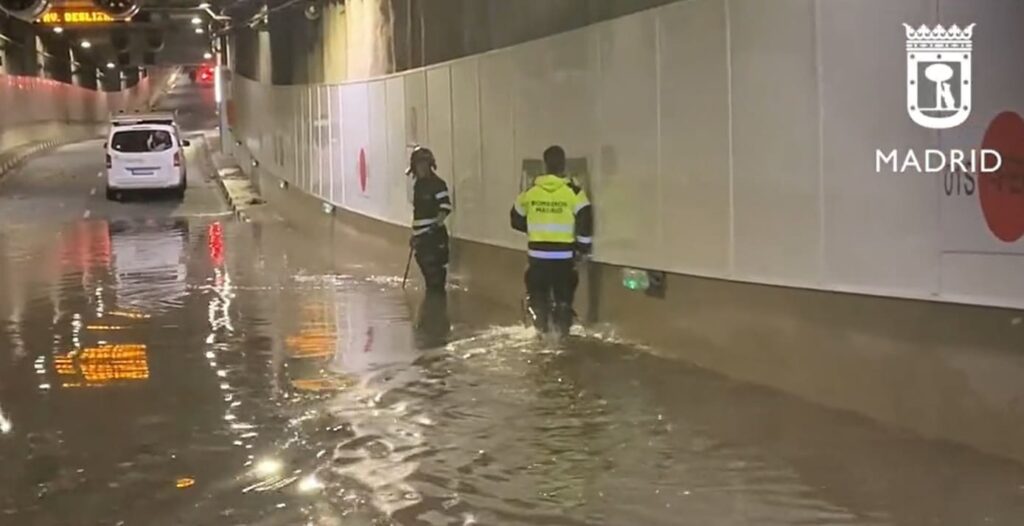 La lluvia interrumpen el servicio en líneas de metro, túneles y calles en Madrid