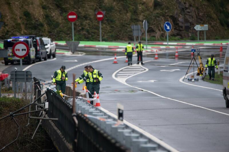 Un equipo especializado de la Guardia Civil participa en la reconstrucción del accidente del autobús siniestrado en el río Lérez, a 28 de diciembre de 2022, en Cerdedo-Cotobade, Pontevedra, Galicia (España) / Gustavo de la Paz / Europa Press 