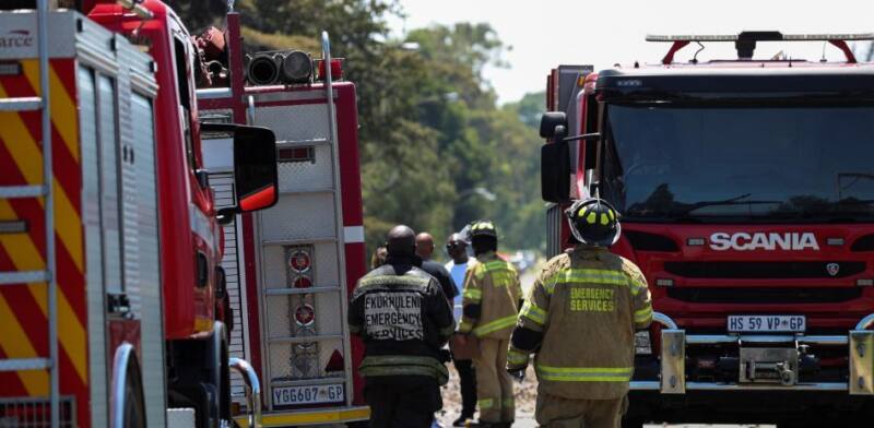 Los servicios de emergencias trabajando en el lugar del suceso. Explosión Sudáfrica SUMAYA HISHAM / Reuters