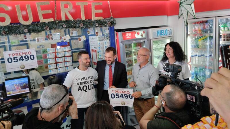En la gasolinera del sur de Tenerife, donde se vendió parte de El Gordo, el delegado de Lotería de Apuestas del Estado de la provincia de Santa Cruz de Tenerife, les entrega el reconocimiento / RTVC