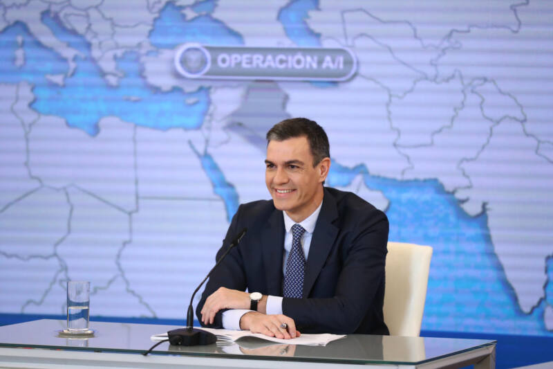 El presidente del Gobierno, Pedro Sánchez, mantiene la tradicional videoconferencia navideña con las unidades españolas en misiones humanitarias y de paz en el exterior, junto a la ministra de Defensa y el Jefe del Estado Mayor de la Defensa. EFE/Moncloa / Fernando Calvo