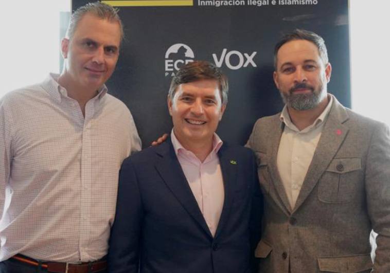 Nicasio Galván (c) junto al presidente de VOX nacional (d) y el secretario general (i) / VOX 