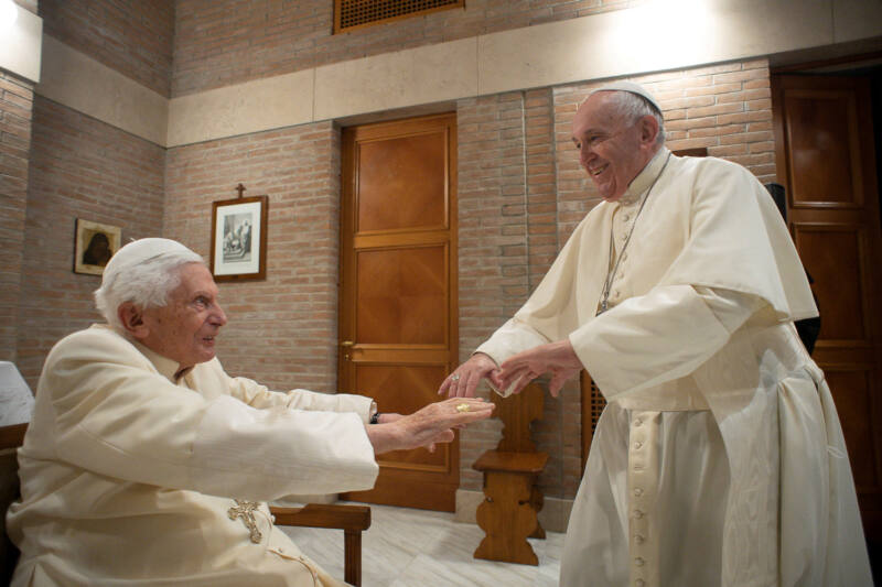El Papa pide rezar por Benedicto XVI: "Está muy enfermo"