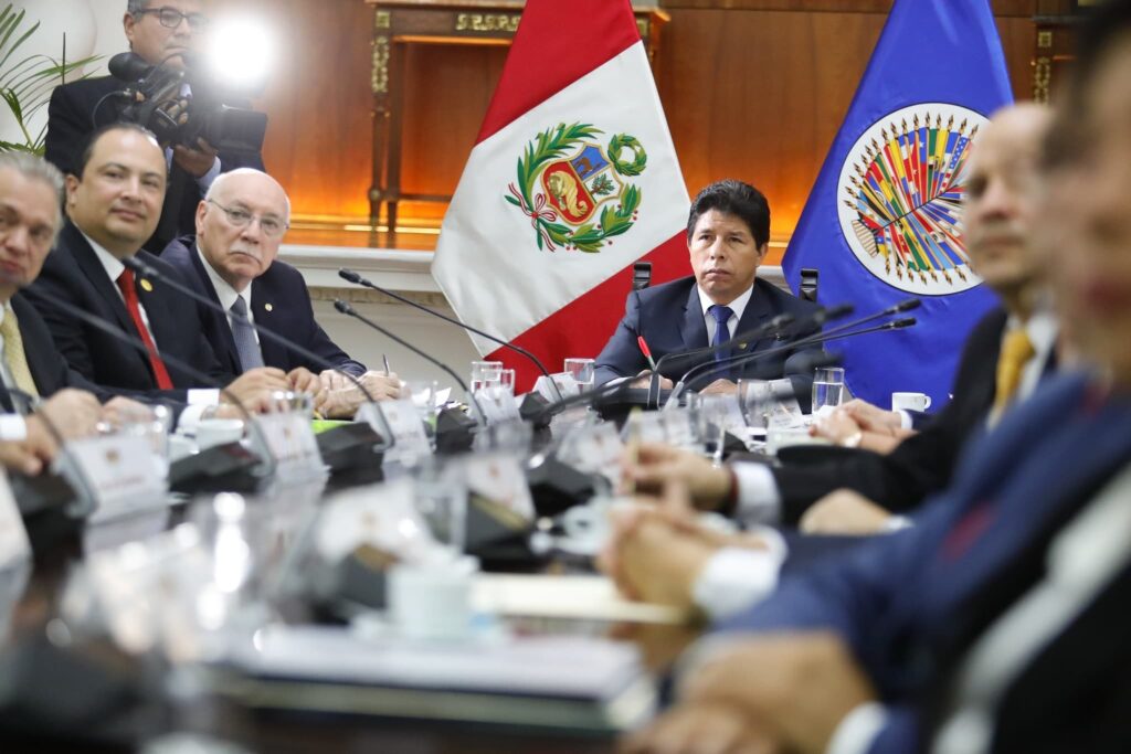 El presidente de Perú, Pedro Castillo, reunido con la misión de Alto Nivel de la OEA. Imagen OEA / EP