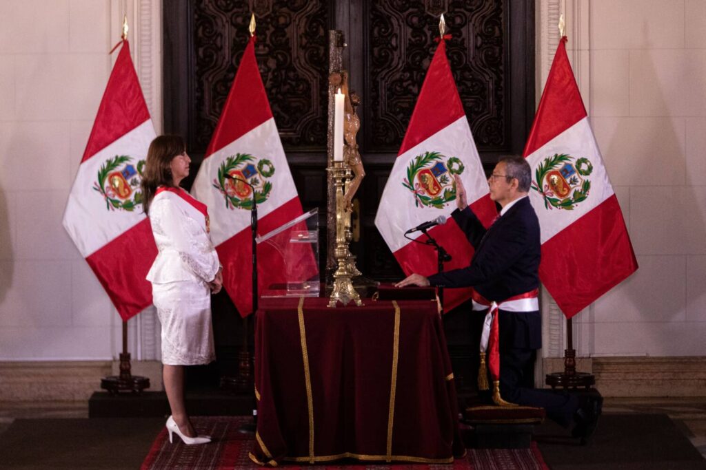 La presidenta de Perú destituye a su primer ministro y anuncia una reestructuración del gabinete