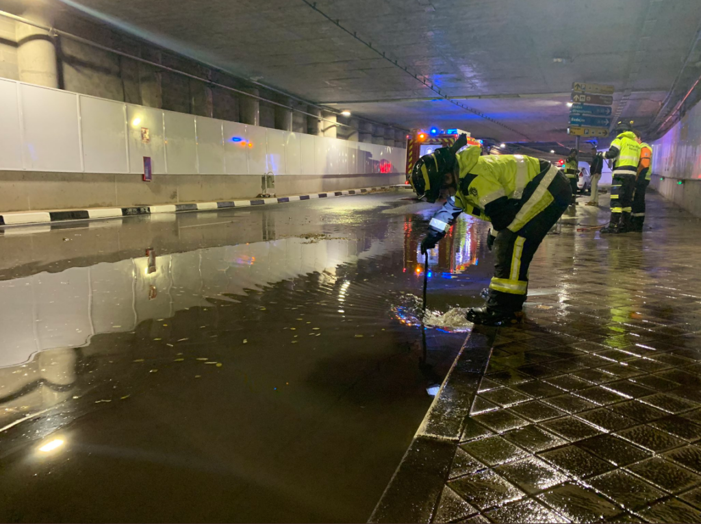 La lluvia interrumpen el servicio en líneas de metro, túneles y calles en Madrid
