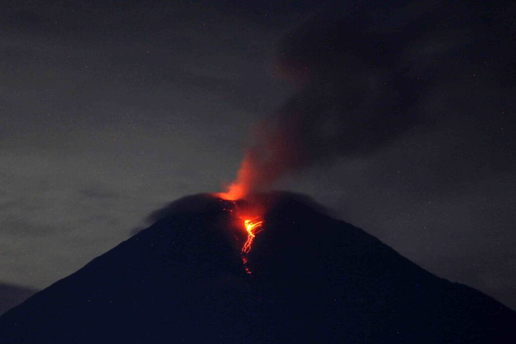 Aumenta la alerta por la erupción del volcán Monte Semeru