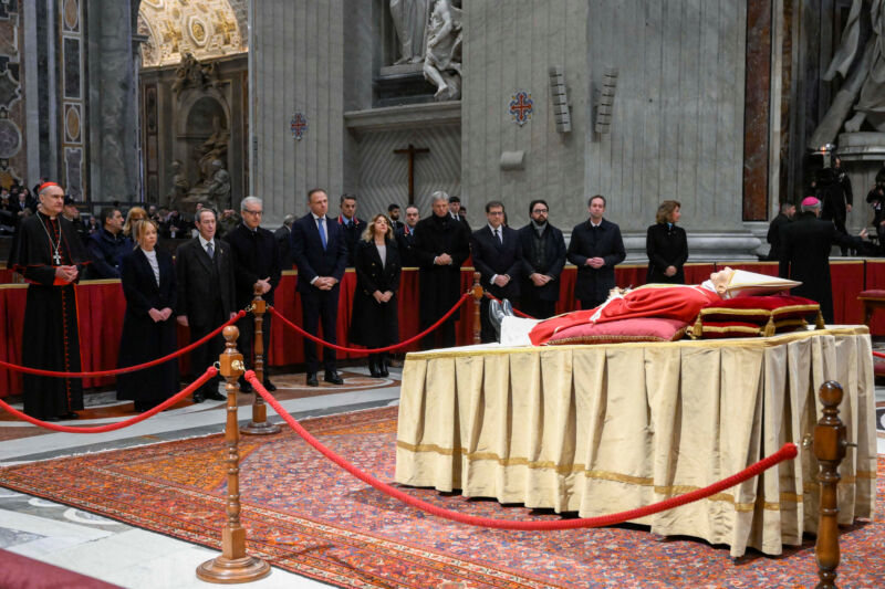 Meloni, entre las primeras personas en despedir los restos de Benedicto XVI 