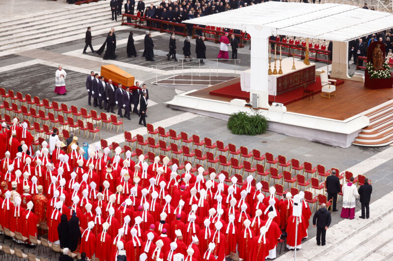 Papa insta a "seguir las huellas" de Benedicto XVI