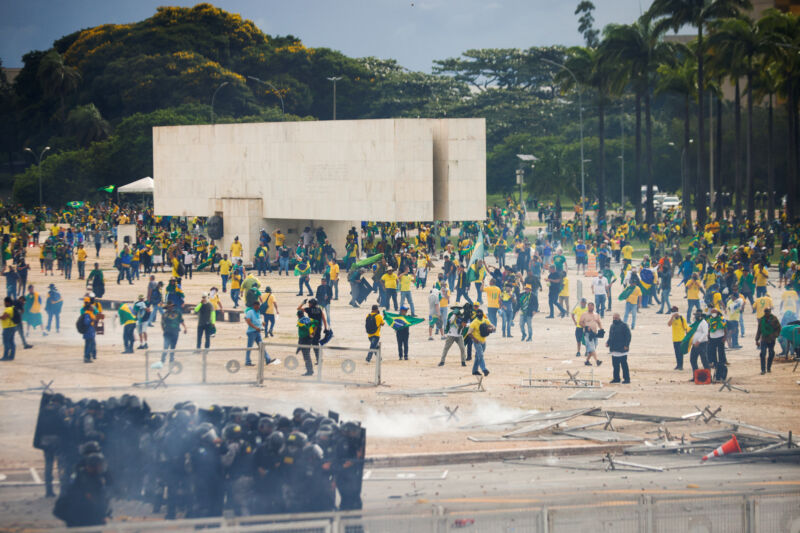 La Policía de Brasil libera a cerca de 600 personas que participaron en el asalto a los tres poderes