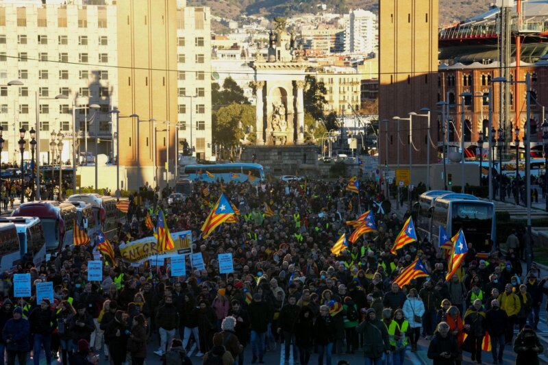 Unas 6.500 personas protestan contra la cumbre hispanofrancesa en Barcelona