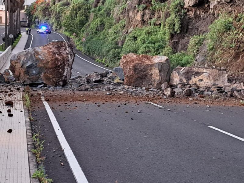 Un derrumbe en La Palma obliga al cierre de la LP-1 entre Maldonado y la circunvalación
