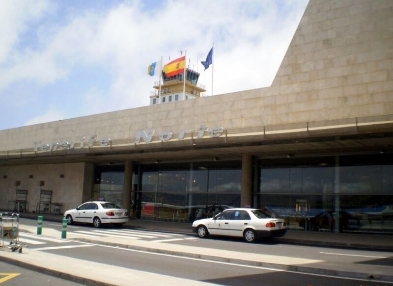 Muere al colisionar su vehículo contra un muro en el aeropuerto Tenerife Norte