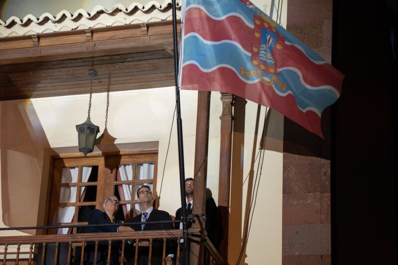 El izado de la bandera de San Sebastián de La Gomera da inicio al programa de las Fiestas Patronales