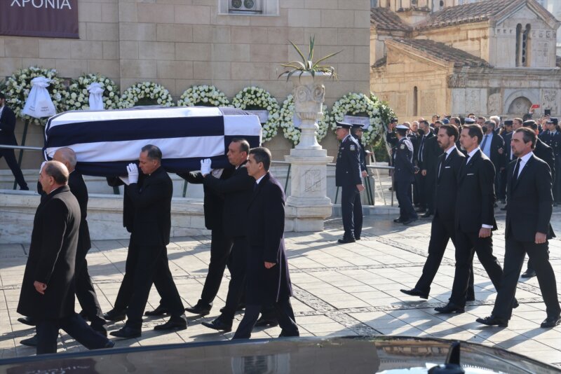 Miembros de las casa reales acuden al funeral de Constantino