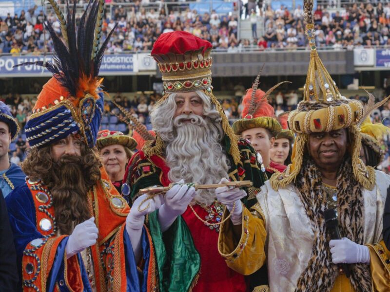 La cabalgata de los Reyes Magos en Canarias brilla de ilusión