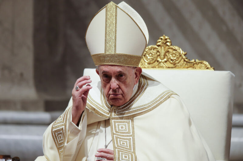 Francisco recuerda a Benedicto XVI y pide oraciones por los que sufren por las guerras en la Homilía de Año Nuevo