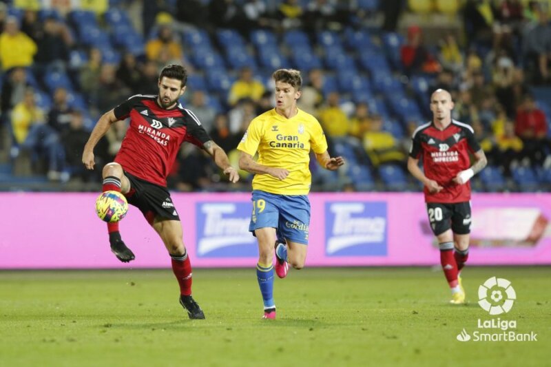 La UD Las Palmas gana al Mirandés y afronta el fin de semana como líder (2-1)