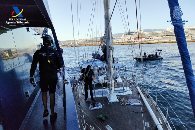 Imagen de la operación en el velero procedente del Caribe y en rumbo a la zona de Canarias / Agencia Tributaria 