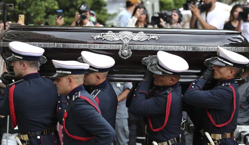Miles de personas acuden al entierro de Pelé