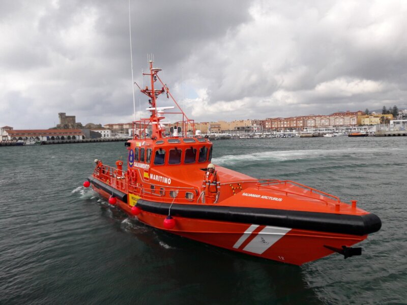 Una zódiac con un cadáver a bordo solicita rescate a 350 km de Canarias