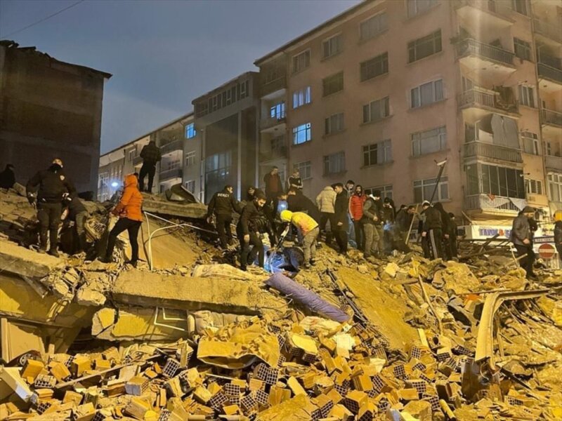 Más de 1.000 muertos en terremoto entre Turquía y Siria