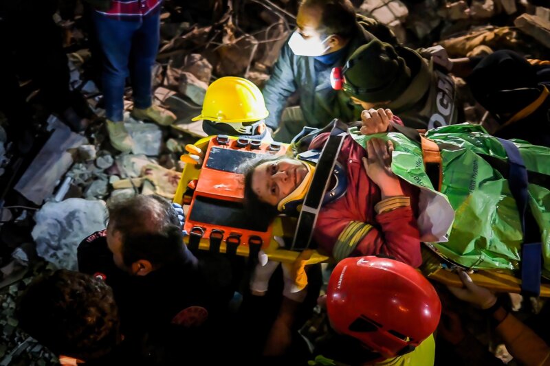 Rescatan a una mujer de 70 años 212 horas después de los terremotos en Turquía