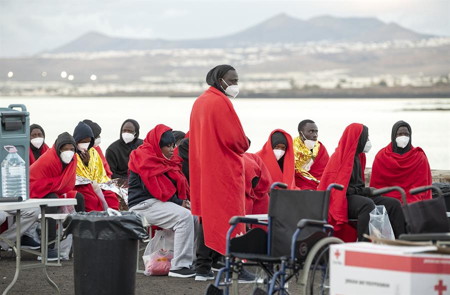 El número de migrantes que llega a Canarias desciende un 63 %