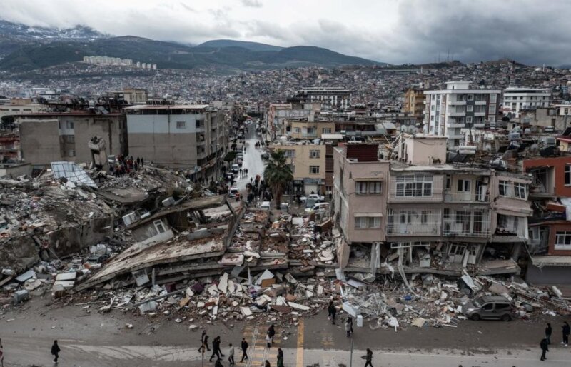 Más de 2.300 muertos en terremoto entre Turquía y Siria