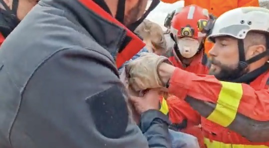 Efectivos de la UME en Turquía rescatan con vida a dos niños entre escombros