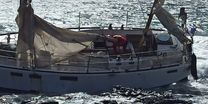 Encalla un velero con tres tripulantes en Lanzarote