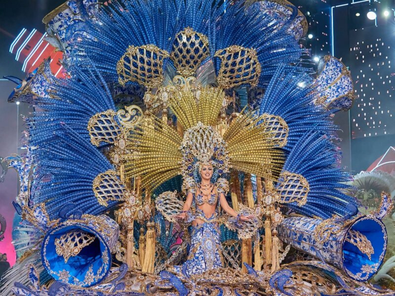 Adriana Peña Fumero recibe el cetro a Reina del Carnaval 2023 en Santa Cruz de Tenerife