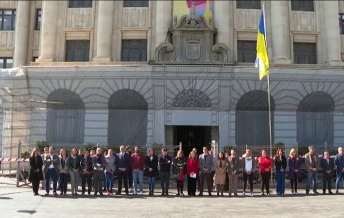 Las instituciones canarias guardan cinco minutos de silencio en el aniversario del inicio de la guerra en Ucrania