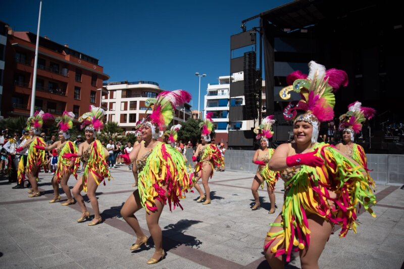 El gran ‘Carnaval de Día del Sur’ viste de colorido, fantasía y buena música la bahía de El Médano