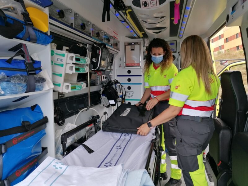 Un sanitario herido en Cádiz con un puño americano cuando acudía a una  llamada en ambulancia