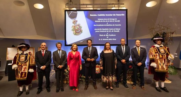 La Asociación Española Contra el Cáncer y la Real Academia de Medicina de Canarias reciben las Medallas de Oro de Tenerife