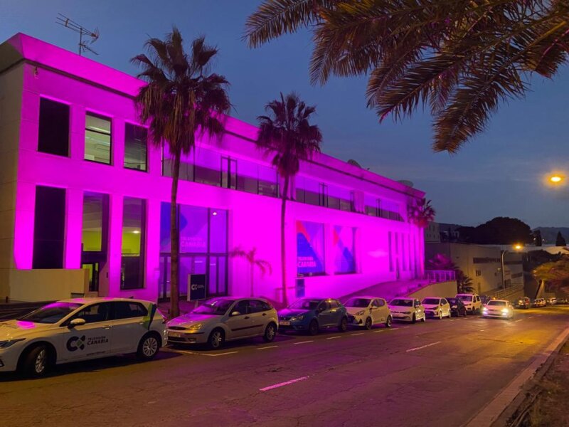 Televisión Canaria ilumina su fachada de color violeta