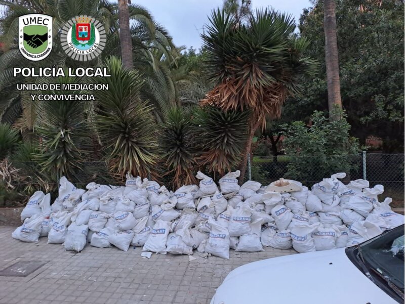 Seis toneladas de escombros abandonadas en la Vega de San José en Las Palmas de Gran Canaria